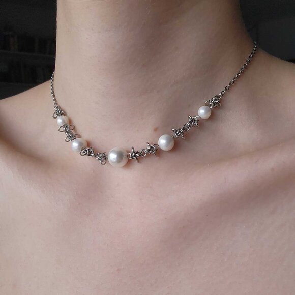 50s Old Hollywood style white pearls and silver chainmaille choker necklace - Picture 2 of 9
